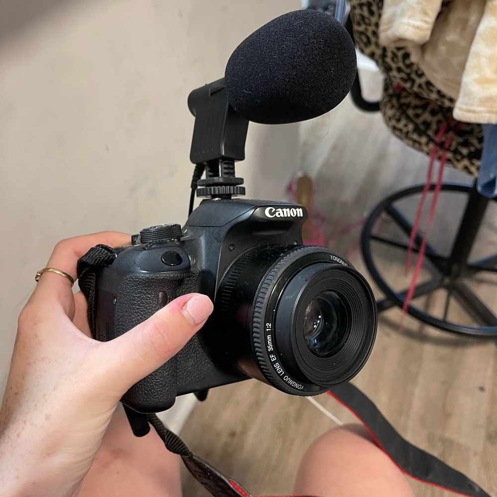 Canon t5i DSLR PROFESSIONAL CAMERA 2 Lens, Microphone, Extra BatteriesFIRM PRICE